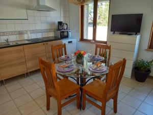 eine Küche mit Tisch und Stühlen mit Essen drauf in der Unterkunft Le patio de Mimi in Oisy-le-Verger