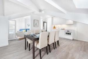Kuchyňa alebo kuchynka v ubytovaní Merced Suites in Malaga by Solaga Holiday Homes