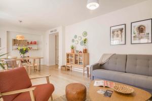 salon z kanapą i stołem w obiekcie Larios Suites in Malaga by Solaga Holiday Homes w Maladze