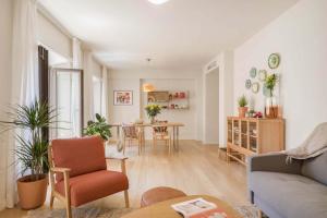 salon z kanapą i stołem w obiekcie Larios Suites in Malaga by Solaga Holiday Homes w Maladze +37 zdjęć