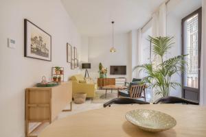 salon ze stołem i krzesłami w obiekcie Larios Suites in Malaga by Solaga Holiday Homes w Maladze