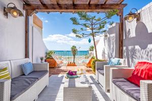 patio z kanapami i widokiem na ocean w obiekcie Noemi Playa Beach House in Malaga by Solaga Holiday Homes w Maladze