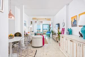 Część wypoczynkowa w obiekcie Noemi Playa Beach House in Malaga by Solaga Holiday Homes