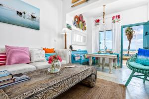 Część wypoczynkowa w obiekcie Noemi Playa Beach House in Malaga by Solaga Holiday Homes