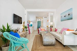 Część wypoczynkowa w obiekcie Noemi Playa Beach House in Malaga by Solaga Holiday Homes