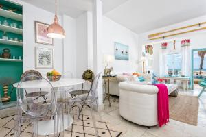 Część wypoczynkowa w obiekcie Noemi Playa Beach House in Malaga by Solaga Holiday Homes