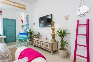 Telewizja i/lub zestaw kina domowego w obiekcie Noemi Playa Beach House in Malaga by Solaga Holiday Homes