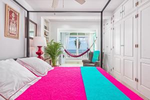 Łóżko lub łóżka w pokoju w obiekcie Noemi Playa Beach House in Malaga by Solaga Holiday Homes