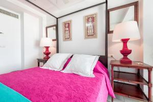 Łóżko lub łóżka w pokoju w obiekcie Noemi Playa Beach House in Malaga by Solaga Holiday Homes