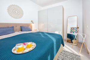 sypialnia z łóżkiem z talerzem jedzenia w obiekcie Casapalma Apartment in Malaga by Solaga Holiday Homes w Maladze