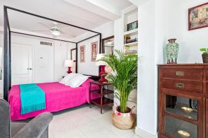 Łóżko lub łóżka w pokoju w obiekcie Noemi Playa Beach House in Malaga by Solaga Holiday Homes