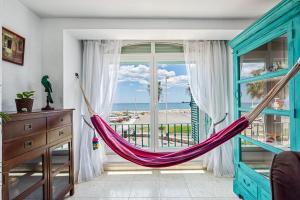 Balkon lub taras w obiekcie Noemi Playa Beach House in Malaga by Solaga Holiday Homes