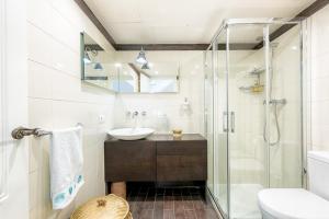 łazienka z umywalką i prysznicem w obiekcie Noemi Playa Beach House in Malaga by Solaga Holiday Homes w Maladze +28 zdjęć