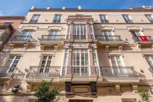 duży budynek z balkonami po jego stronie w obiekcie Casapalma Apartment in Malaga by Solaga Holiday Homes w Maladze