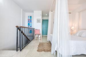 Łóżko lub łóżka w pokoju w obiekcie Noemi Playa Beach House in Malaga by Solaga Holiday Homes