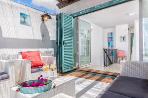 taras z kanapą, stołem i krzesłami w obiekcie Noemi Playa Beach House in Malaga by Solaga Holiday Homes w Maladze