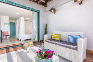 salon z kanapą i stołem w obiekcie Noemi Playa Beach House in Malaga by Solaga Holiday Homes w Maladze