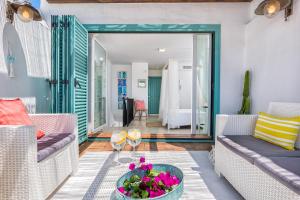 Część wypoczynkowa w obiekcie Noemi Playa Beach House in Malaga by Solaga Holiday Homes