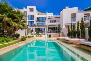 内尔哈Horizonte Club in Nerja by Solaga Holiday Homes的一栋房子前面有游泳池 更多116张照片