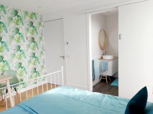 - une chambre avec un lit et une table ainsi qu'une salle de bains dans l'établissement Luxury Suites Oosterwold, à Almere