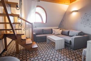 sala de estar con sofá y escalera en Kocierz Resort - Hotel en Targanice