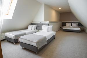 a room with two beds and two beds sidx sidx sidx sidx sidx at Kocierz Resort - Hotel in Targanice