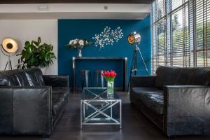 A seating area at La Meridiana Bleisure Hotel
