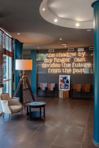 A seating area at La Meridiana Bleisure Hotel