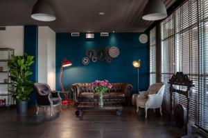 A seating area at La Meridiana Bleisure Hotel