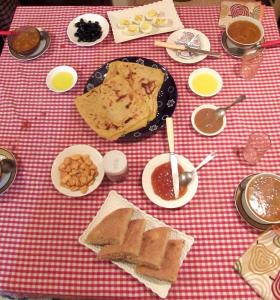 una mesa con un plato de pan y otros alimentos en Bed and breakfast, en Ifrane