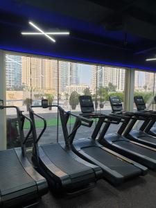 Fitness centrum a/nebo fitness zařízení v ubytování LUX Spectacular Dubai Marina View Apartment