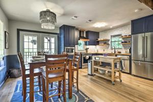 Gallery image of Dripping Springs Cabin with Pool, Hill Country Views in Dripping Springs