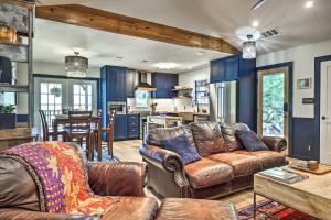 Posezení v ubytování Dripping Springs Cabin with Pool, Hill Country Views