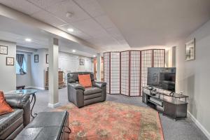 Una sala de estar con un sofá y un televisor. en The MD and PA Line Retreat Scenic Country Getaway!, en Emmitsburg