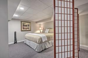 Ένα ή περισσότερα κρεβάτια σε δωμάτιο στο The MD and PA Line Retreat Scenic Country Getaway!