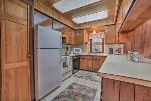 Fotografie z fotogalerie ubytování Less Than 3 Mi to Higgins Lake Roscommon Cabin with Deck v destinaci Roscommon