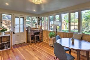 Una sala de estar con mesa y sillas y ventanas. en Carbondale Home - Steps to Dine, Shop and Hike!, en Carbondale