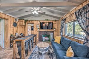uma sala de estar com um sofá azul e uma lareira em Cabin with Mountain Views about 2 Mi to Ruidoso Midtown! em Ruidoso