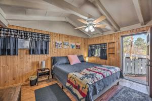um quarto com uma cama e uma ventoinha de tecto em Cabin with Mountain Views about 2 Mi to Ruidoso Midtown! em Ruidoso