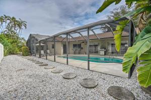 Πισίνα στο ή κοντά στο Marco Island Retreat with Pool about 1 Mi to Beach