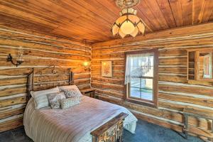 Ліжко або ліжка в номері Rustic and Rural Cabin in Dupuyer on Open 14 Acres!