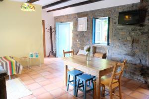 ein Esszimmer mit einem Holztisch und Stühlen in der Unterkunft Casa do Engenho - Canadelo Amarante in Amarante