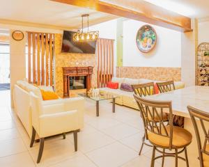 a living room with a couch and a table and chairs at Casa Mariano in Morelia