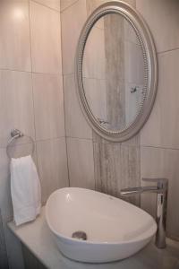 lavabo blanco en el baño con espejo en Sun-kissed Villa #3 en Mammee Bay