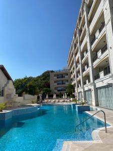 uma piscina em frente a um edifício em Private Apartments by the sea with a large terrace in Apart hotel! em Pomorie