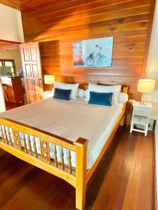 Postel nebo postele na pokoji v ubytování Hin Kong Sunset Beach Front House