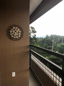 balcón con vistas al bosque en Flat 5 estrelas-novo e charmoso na Granja Viana, en Cotia