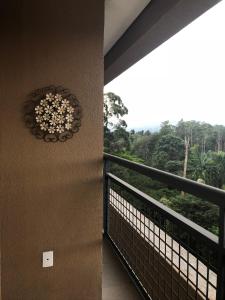 a balcony with a view of the forest at Flat 5 estrelas charmoso na Granja Viana in Cotia