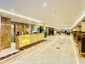 eine Lobby eines Hotels mit einer Bar in der Unterkunft Ozone hotel in Dschidda