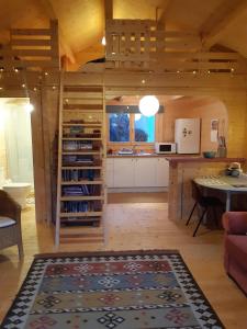 Кухня или мини-кухня в Springbank Cabin
